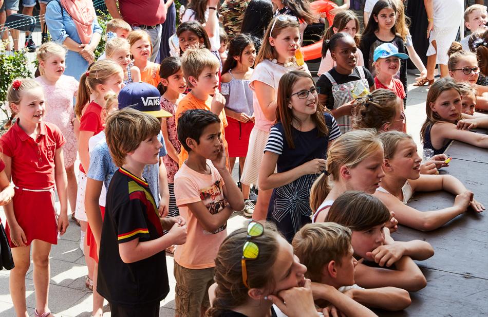 kinderen op speelplaats